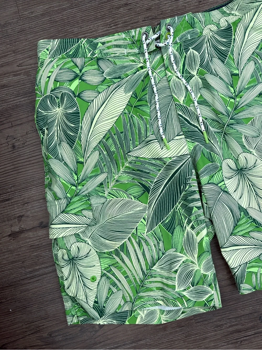 TOMMY BAHAMA TROPICAL GREEN LEAF SWIM SHORTS 9” MENS LARGE